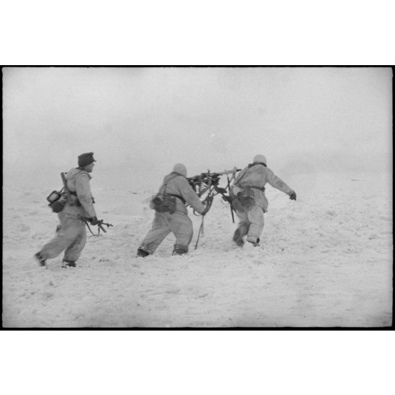 Lors de la bataille de Witebsk, des fantassins allemands mettent en batterie une mitrailleuse MG-34 sur affût lourd pour tenter de retenir les assauts soviétiques.