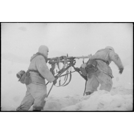 Lors de la bataille de Witebsk, des fantassins allemands mettent en batterie une mitrailleuse MG-34 sur affût lourd pour tenter de retenir les assauts soviétiques.