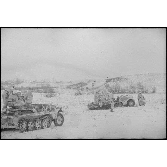 L'infanterie allemande bénéficie du soutien des semi-chenillés Sd.kfz.10/4 armés de canons de 2 cm Flak 38.