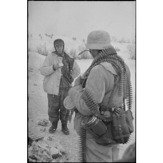 Deux fantassins allemands en seconde ligne, à l'horizon l'infanterie sécurise la ligne de défense.