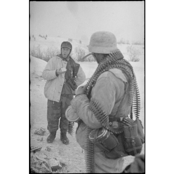 Deux fantassins allemands en seconde ligne, à l'horizon l'infanterie sécurise la ligne de défense.