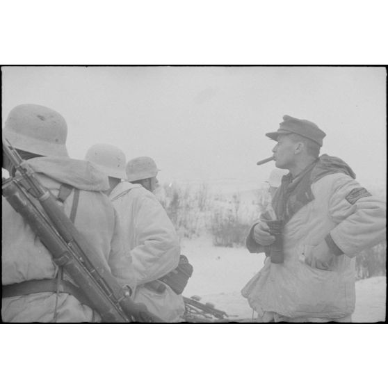 Durant la bataille de Witebsk, un colonel (Oberst) supervise la défense allemande.