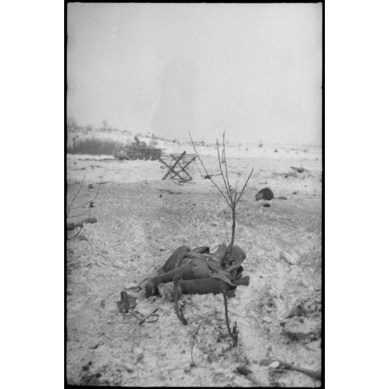 Un cadavre de soldat soviétiquedurant la bataille de Witebsk.