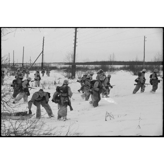 Des fantassins allemands (Jäger) partent à l'assaut de positions ennemies.