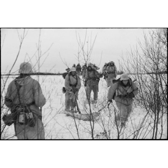 A l'issue d'une patrouille, des fantassins allemands (Jäger) rejoignent leur point de départ situé derrière une ligne de chemin de fer.