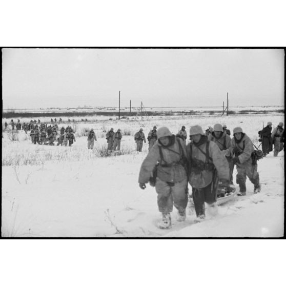 A l'issue d'une patrouille, des fantassins allemands (Jäger) rejoignent leur point de départ situé derrière une ligne de chemin de fer.