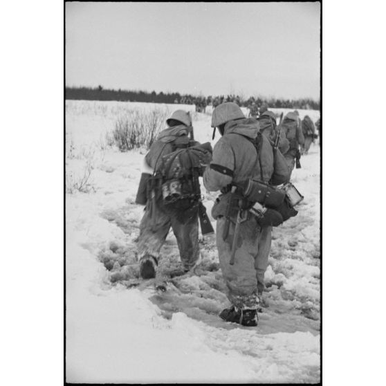 A l'issue d'une patrouille, des fantassins allemands (Jäger) rejoignent leur point de départ situé derrière une ligne de chemin de fer.