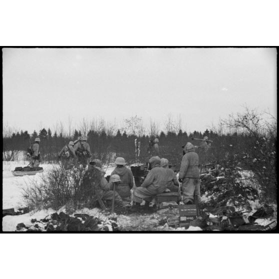 Deux canons de 7,5 cm leichtes Infanteriegeschütz 18 (IG 18) protègent un train blindé.