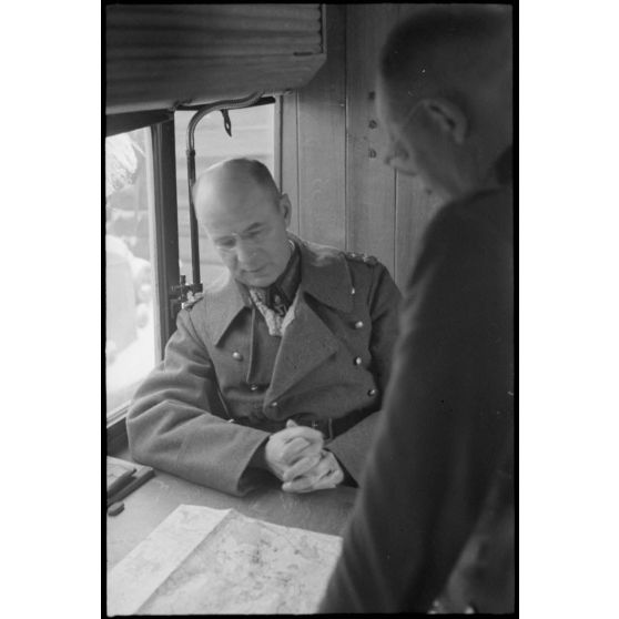 Dans un bus, les généraux Reinhardt (commandant de la 3.Panzerarmmee) et Thumm (5. Jäger Division) évoquent la situation militaire dans le secteur de Witebsk.