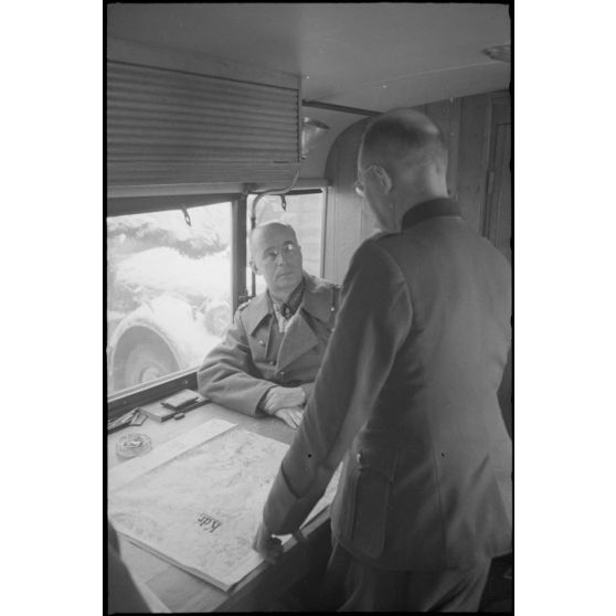 Dans un bus, les généraux Reinhardt (commandant de la 3.Panzerarmmee) et Thumm (5. Jäger Division) évoquent la situation militaire dans le secteur de Witebsk.