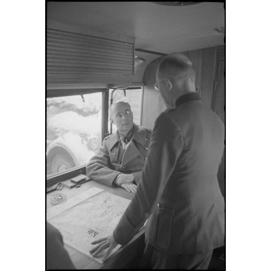 Dans un bus, les généraux Reinhardt (commandant de la 3.Panzerarmmee) et Thumm (5. Jäger Division) évoquent la situation militaire dans le secteur de Witebsk.