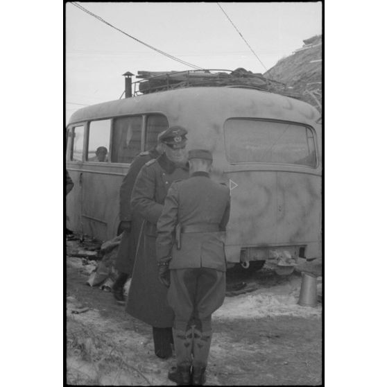 Arrivée du maréchal (Generalfeldmarschall) Ernst Busch, nouveau commandant du Groupe d'armées Centre pour une réunion avec le général (Generalleutnant) Helmut Thumm (Kdr. de la 5. Jäger. Division).