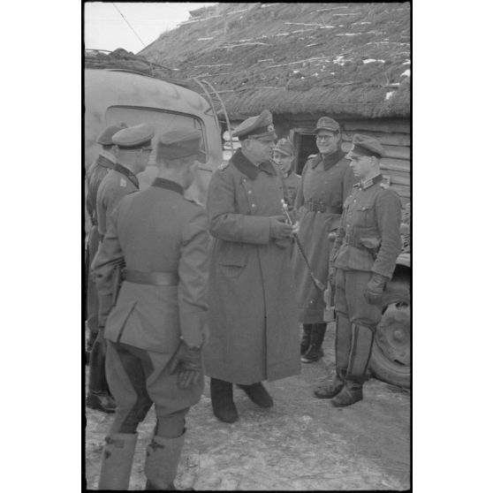 Arrivée du maréchal (Generalfeldmarschall) Ernst Busch, nouveau commandant du Groupe d'armées Centre pour une réunion avec le général (Generalleutnant) Helmut Thumm (Kdr. de la 5. Jäger. Division).