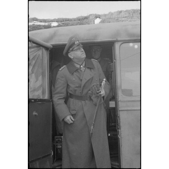 Le maréchal (Generalfeldmarchall) Ernst Buch quitte un bus dans lequel vient de se tenir une réunion d'état-major.