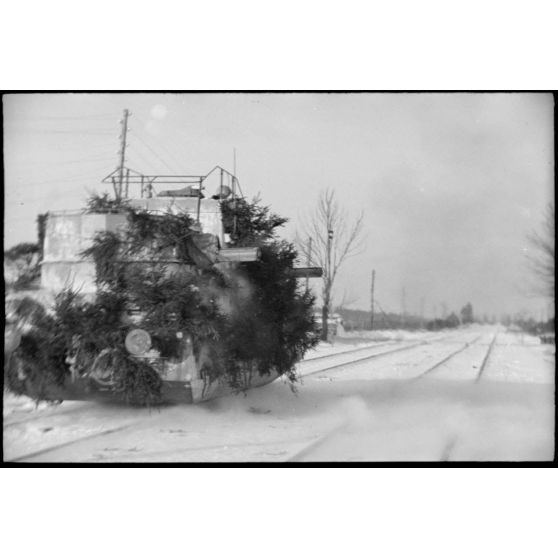 Train blindé MBV D-2 d'origine soviétique équipé de deux canons de 7,5 cm.