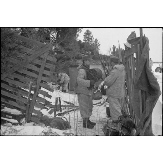 Des fantassins de la Luftwaffe s'apprêtent à rétablir les lignes téléphoniques allemandes.