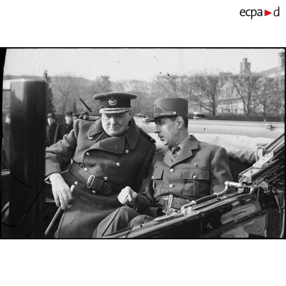 Le général de Gaulle, chef du Gouvernement provisoire de la République française (GPRF) et Winston Churchill, Premier ministre britannique, se rendent à la cérémonie du 11 Novembre.