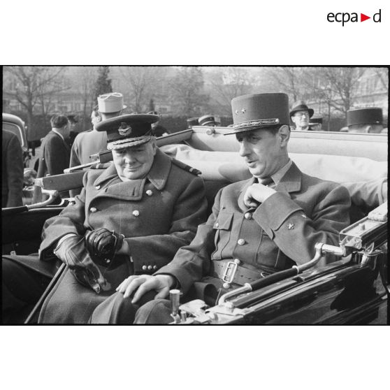 Le général de Gaulle, chef du Gouvernement provisoire de la République française (GPRF) et Winston Churchill, Premier ministre britannique, se rendent à la cérémonie du 11 Novembre.