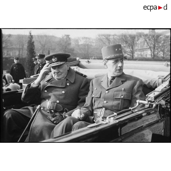 Le général de Gaulle, chef du Gouvernement provisoire de la République française (GPRF) et Winston Churchill, Premier ministre britannique, se rendent à la cérémonie du 11 Novembre.