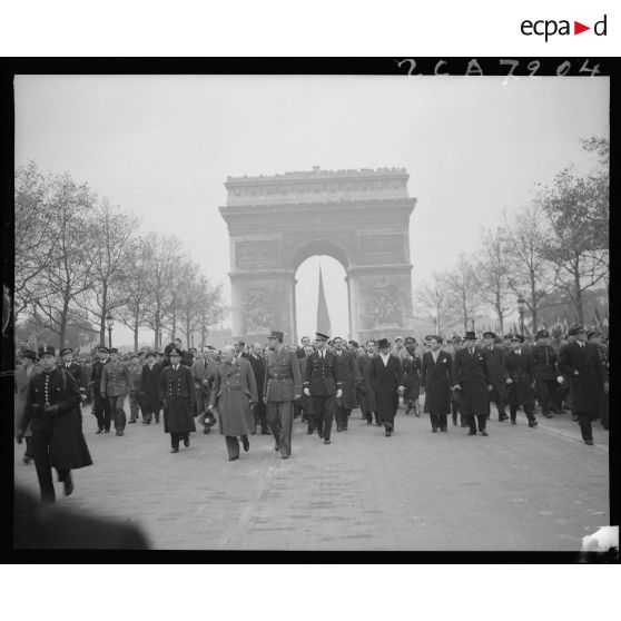 Défilé du général de Gaulle et de Winston Churchill, suivis du cortège officiel, sur les Champs-Elysées lors de la cérémonie du 11 Novembre 1944 à Paris.