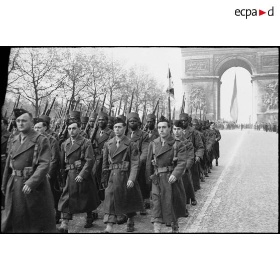 Défilé des troupes sur les Champs-Elysées lors de la cérémonie du 11 Novembre 1944 à Paris.