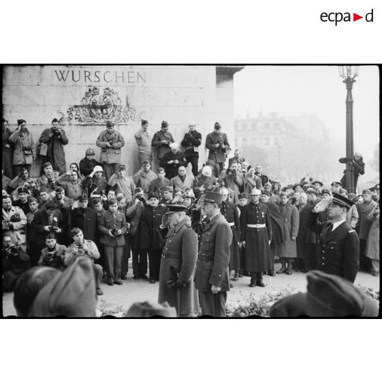 Salut au Soldat inconnu à l'Arc de Triomphe le 11 Novembre 1944 à Paris par le général de Gaulle et Winston Churchill.