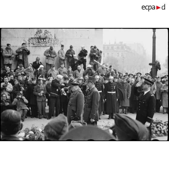 Salut au Soldat inconnu à l'Arc de Triomphe le 11 Novembre 1944 à Paris par le général de Gaulle et Winston Churchill.