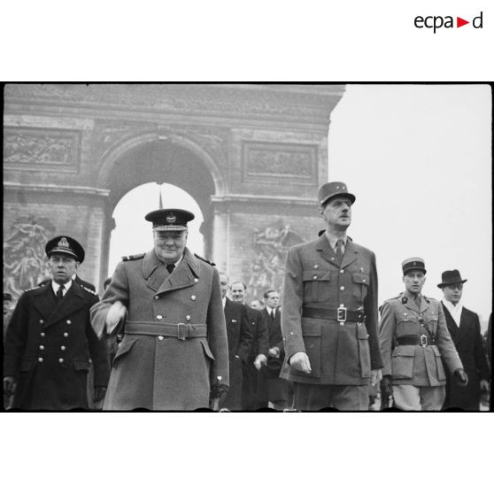 Défilé du général de Gaulle et de Winston Churchill, suivis du cortège officiel, sur les Champs-Elysées lors de la cérémonie du 11 Novembre 1944 à Paris.