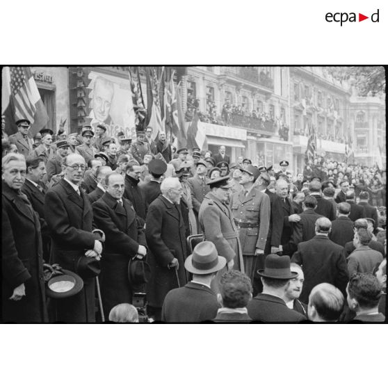 Le général de Gaulle et Winston Churchill, Premier ministre britannique, s'apprêtent à assister au défilé des troupes sur les Champs-Elysées lors de la cérémonie du 11 Novembre 1944 à Paris.