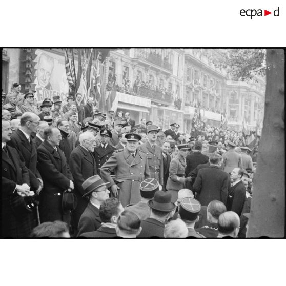 Le général de Gaulle et Winston Churchill, Premier ministre britannique, s'apprêtent à assister au défilé des troupes sur les Champs-Elysées lors de la cérémonie du 11 Novembre 1944 à Paris.