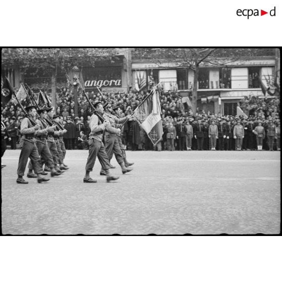 Défilé des troupes sur les Champs-Elysées lors de la cérémonie du 11 Novembre 1944 à Paris.