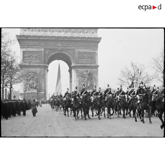 Défilé des troupes sur les Champs-Elysées lors de la cérémonie du 11 Novembre 1944 à Paris.