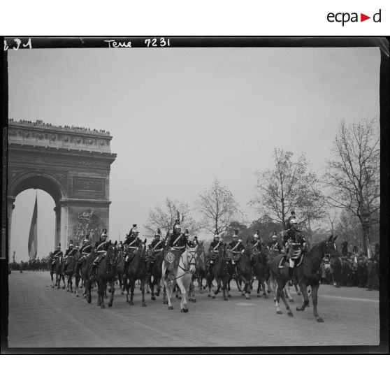 Défilé des troupes sur les Champs-Elysées lors de la cérémonie du 11 Novembre 1944 à Paris.