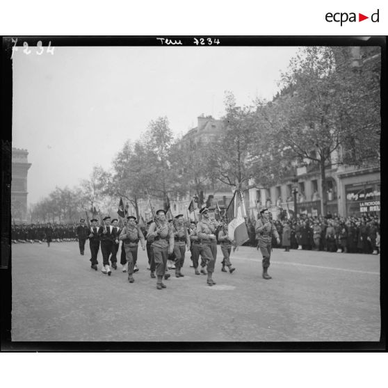 Défilé des troupes sur les Champs-Elysées lors de la cérémonie du 11 Novembre 1944 à Paris.