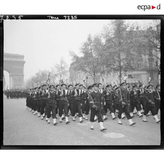 Défilé des troupes sur les Champs-Elysées lors de la cérémonie du 11 Novembre 1944 à Paris.