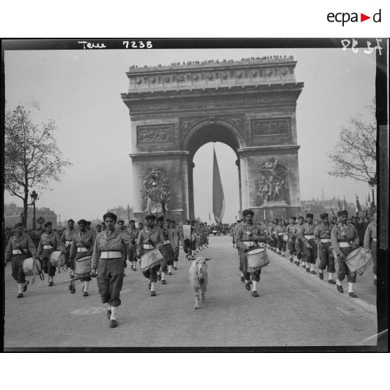 Défilé des troupes sur les Champs-Elysées lors de la cérémonie du 11 Novembre 1944 à Paris.