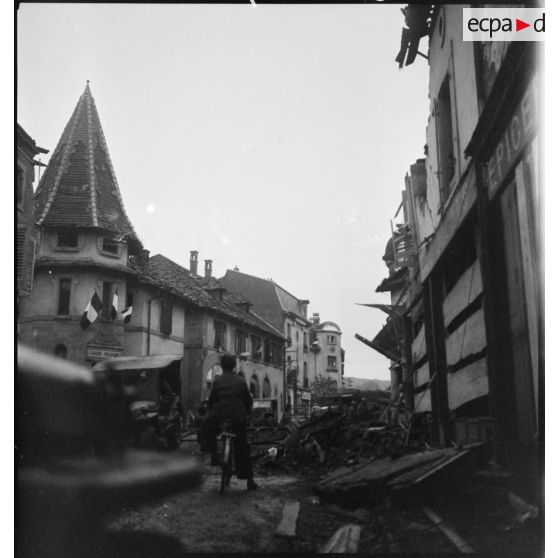 Rue Adrien Michaut à Baccarat après les combats de libération de la ville.