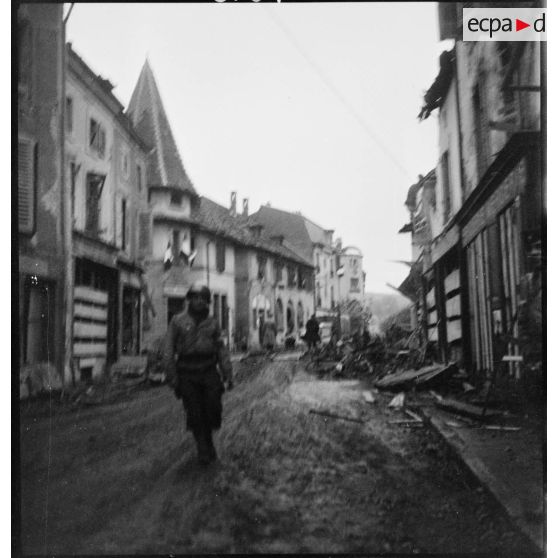 Soldat dans la rue Adiren Michaut de Baccarat après les combats de libération de la ville, menés les 31 octobre et 1er novembre 1944 par le sous-groupement Rouvillois de la 2e DB (division blindée).