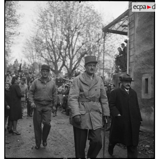 Le général Leclerc, commandant la 2e division blindée et le maire de Baccarat, libérée par la division.