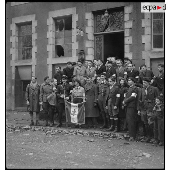 Photographie de groupe des autorités locales de Baccarat, de résistants locaux dont Marcelle Cuny, et du commandant Rouvillois à la tête du sous-groupement Rouvillois.