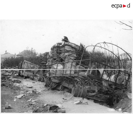 Un camion allemand sur le bord de la route nationale RN7 vers La Coucourde.