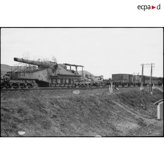 Un canon lourd 274 mm Schneider M 1917 ALVF capturé par l'armée allemande puis abandonné au sud de Montélimar.