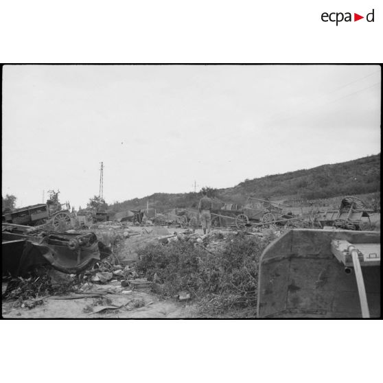 Divers matériels allemands sur le bord de la route nationale RN7 vers La Coucourde détruits lors de la bataille de Montélimar en août 1944.