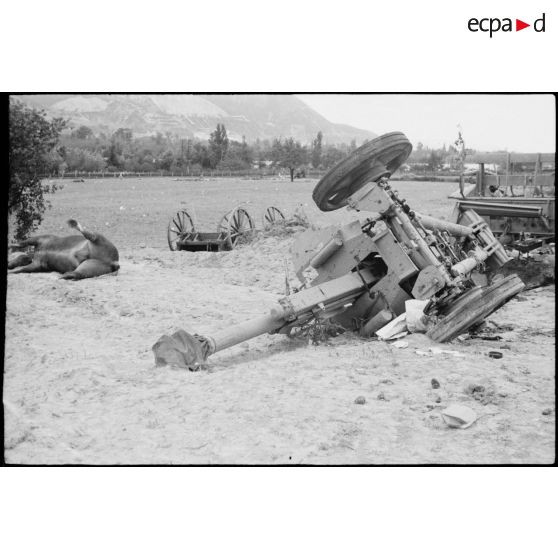 Un obusier allemand de 105 mm (10,5 cm Leichte Feldhaubitze LeFH 18) sur le bord de la route nationale RN7 vers La Coucourde détruit lors de la bataille de Montélimar en août 1944.