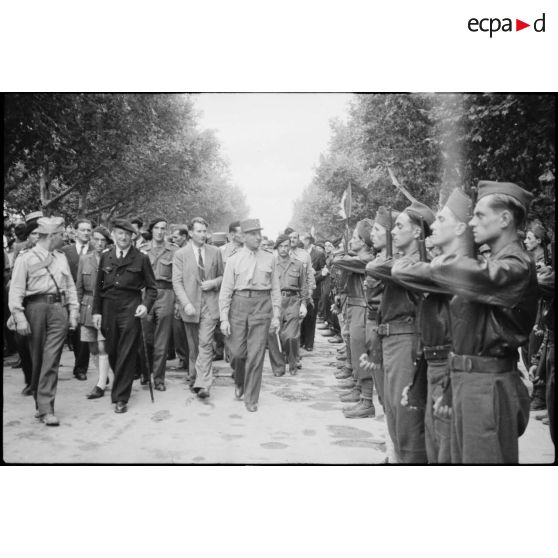 Revue des troupes par le général de Lattre de Tassigny lors de la célébration de la libération de Montpellier le 2 septembre 1944.