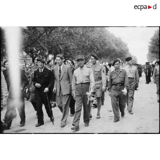 Revue des troupes par le général de Lattre de Tassigny lors de la célébration de la libération de Montpellier le 2 septembre 1944.