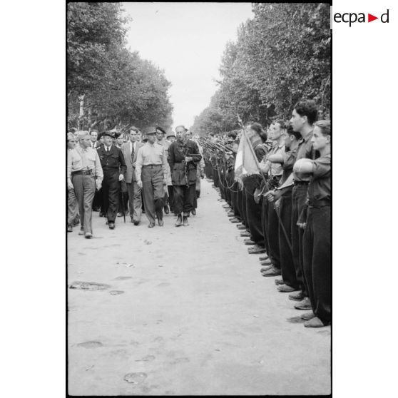 Revue des troupes par le général de Lattre de Tassigny lors de la célébration de la libération de Montpellier le 2 septembre 1944.