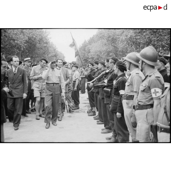 Revue des troupes par le général de Lattre de Tassigny lors de la célébration de la libération de Montpellier le 2 septembre 1944.