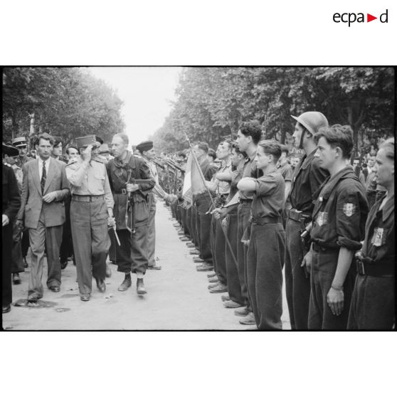 Revue des troupes par le général de Lattre de Tassigny lors de la célébration de la libération de Montpellier le 2 septembre 1944.