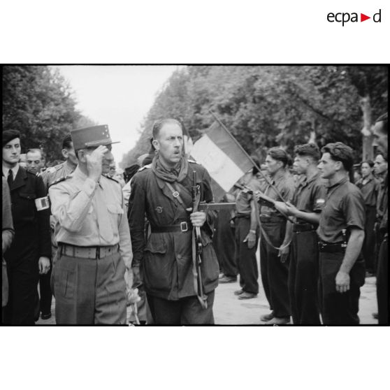 Revue des troupes par le général de Lattre de Tassigny lors de la célébration de la libération de Montpellier le 2 septembre 1944.